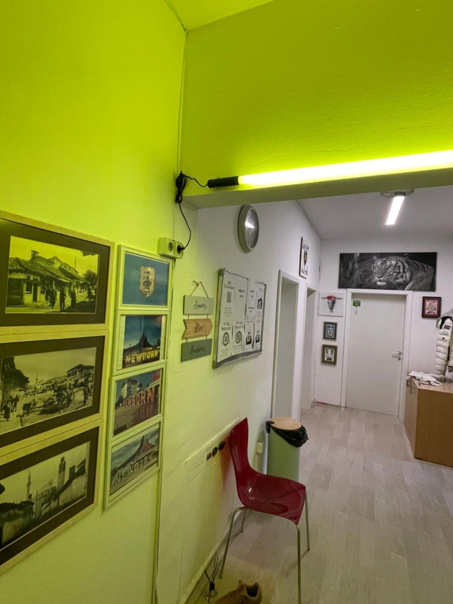 Newborn Center Hostel All Day Free Coffee พริสตีนา ภายนอก รูปภาพ